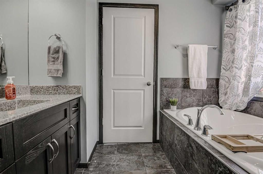23 Cranberry Circle Se, Calgary, AB - Indoor Photo Showing Bathroom