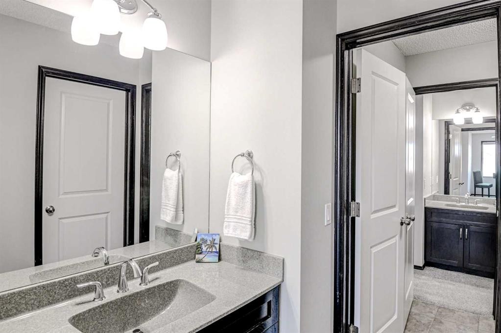23 Cranberry Circle Se, Calgary, AB - Indoor Photo Showing Bathroom