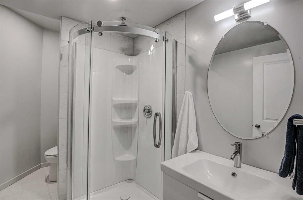 23 Cranberry Circle Se, Calgary, AB - Indoor Photo Showing Bathroom