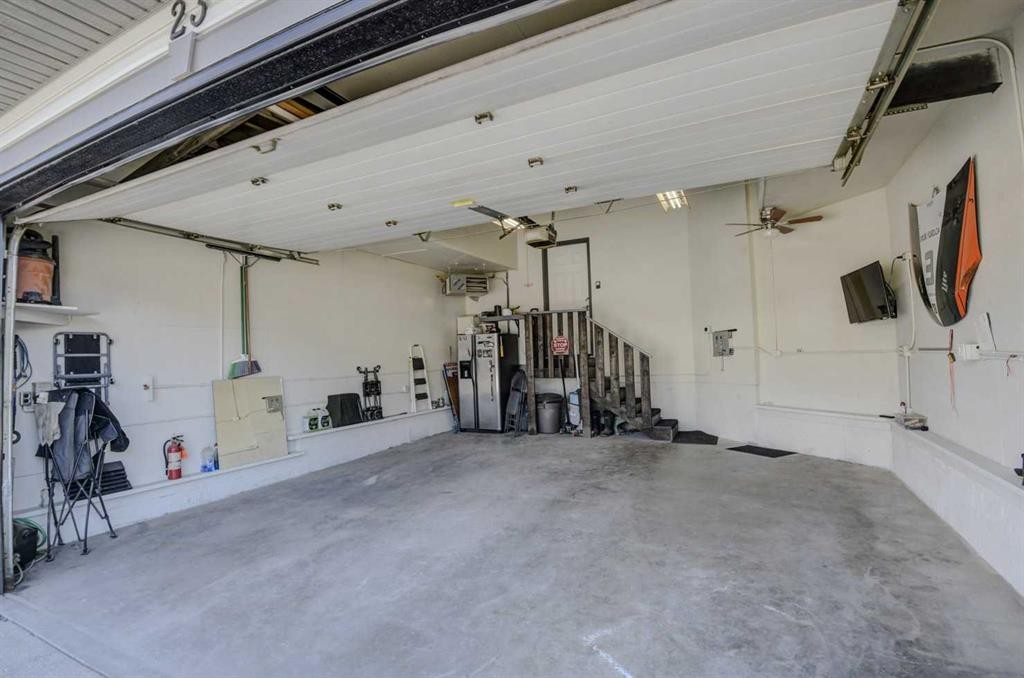 23 Cranberry Circle Se, Calgary, AB - Indoor Photo Showing Garage