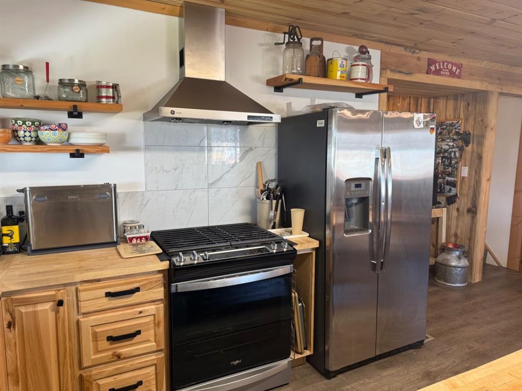 205 Hamilton Avenue, Lundbreck, AB - Indoor Photo Showing Kitchen