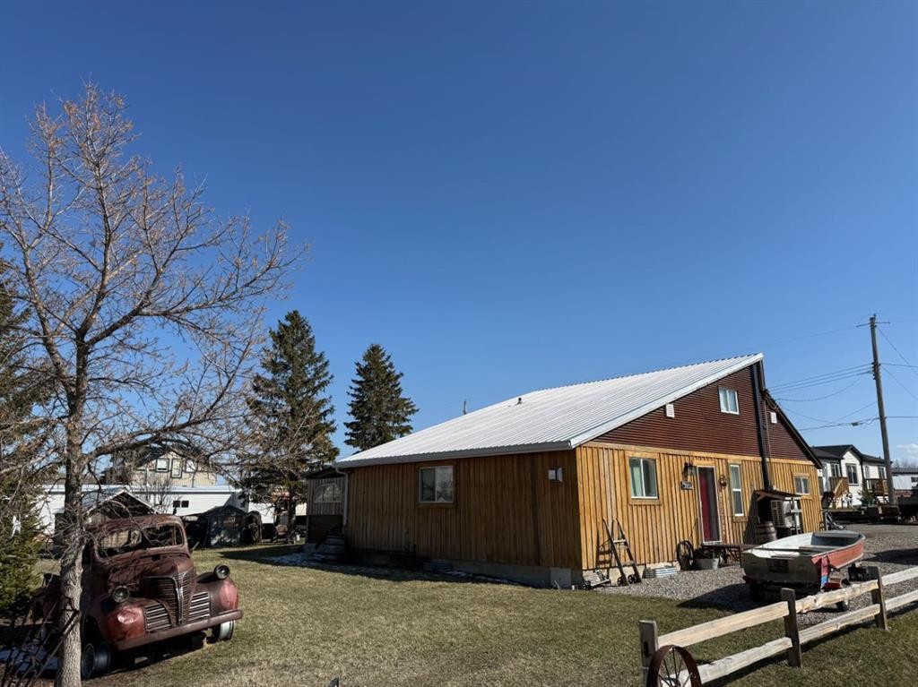 205 Hamilton Avenue, Lundbreck, AB - Outdoor