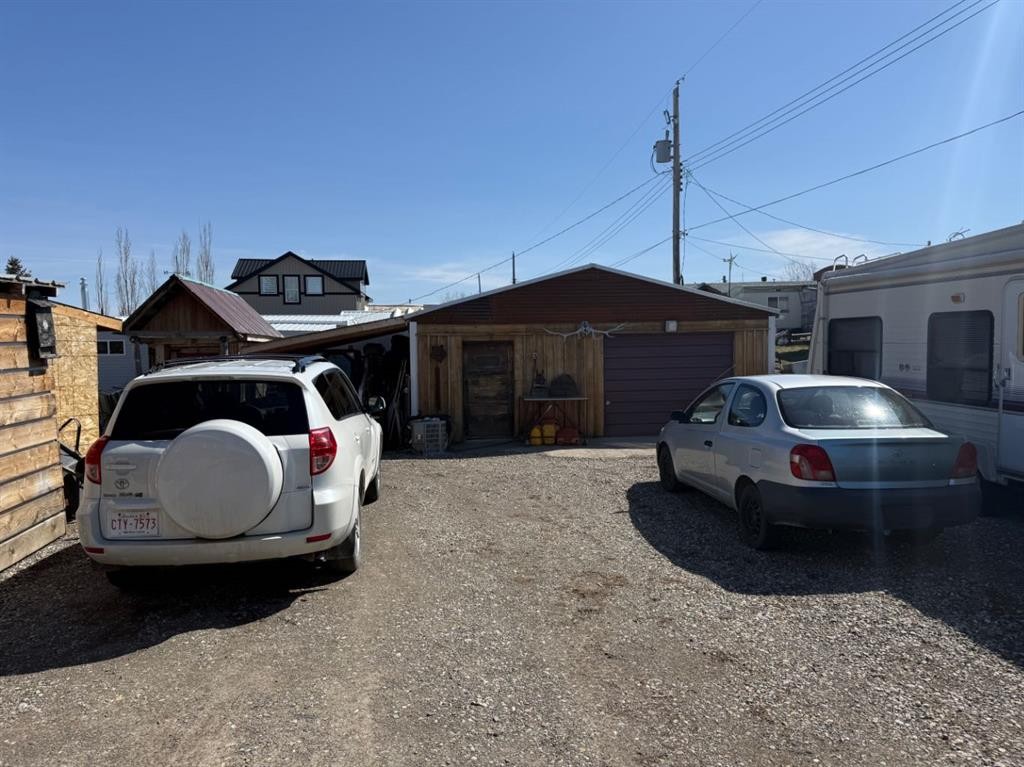 205 Hamilton Avenue, Lundbreck, AB - Outdoor