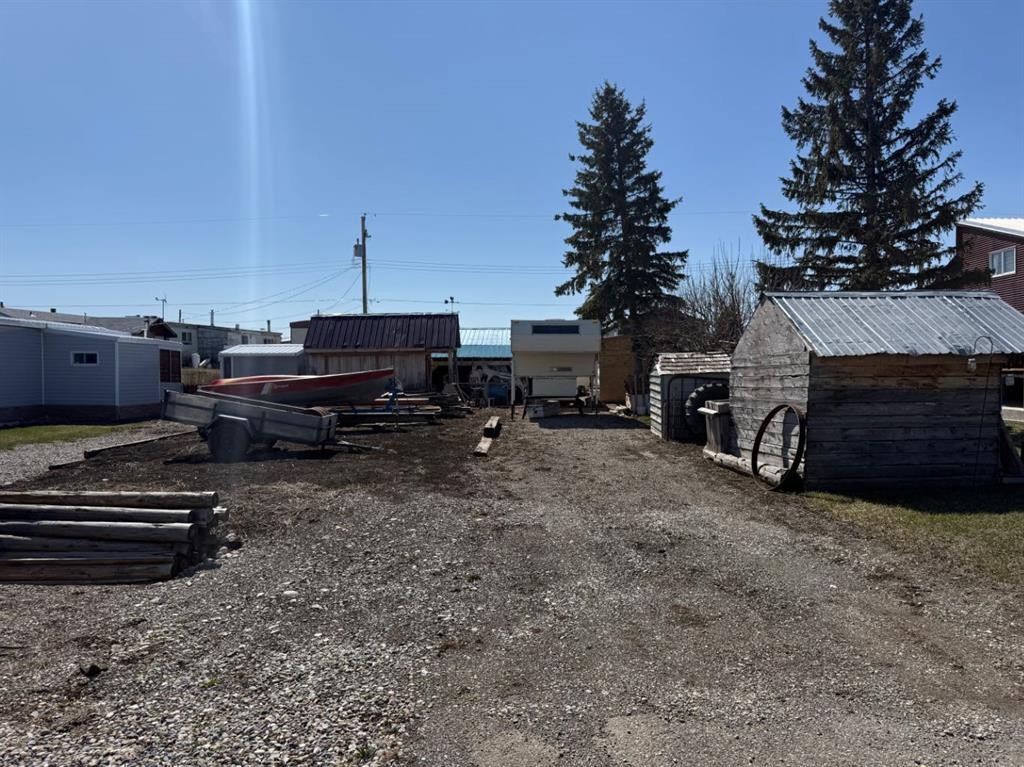 205 Hamilton Avenue, Lundbreck, AB - Outdoor