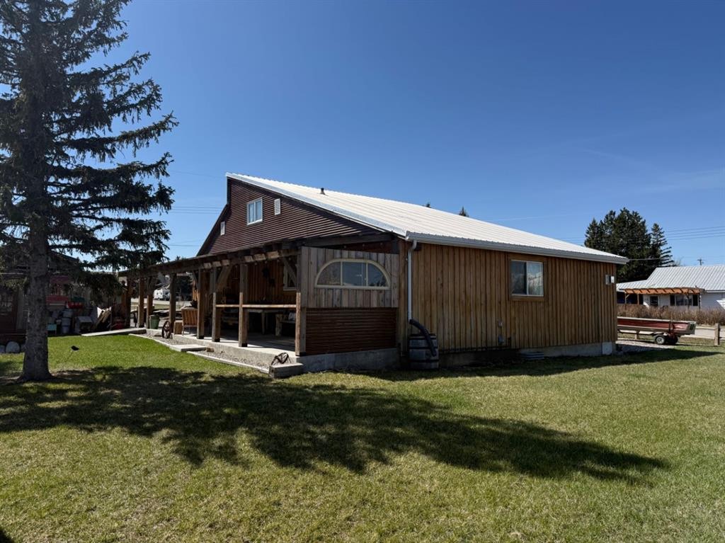 205 Hamilton Avenue, Lundbreck, AB - Outdoor