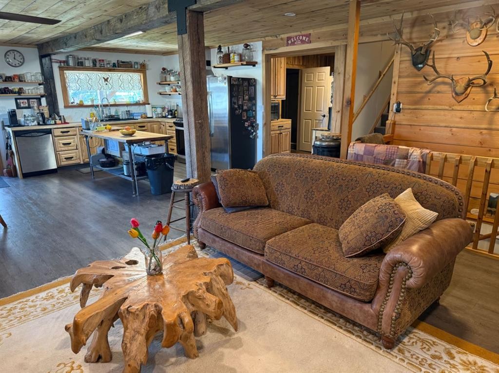 205 Hamilton Avenue, Lundbreck, AB - Indoor Photo Showing Living Room