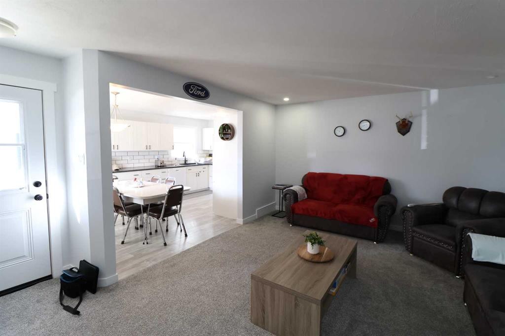 2214 19 St, Coaldale, AB - Indoor Photo Showing Living Room