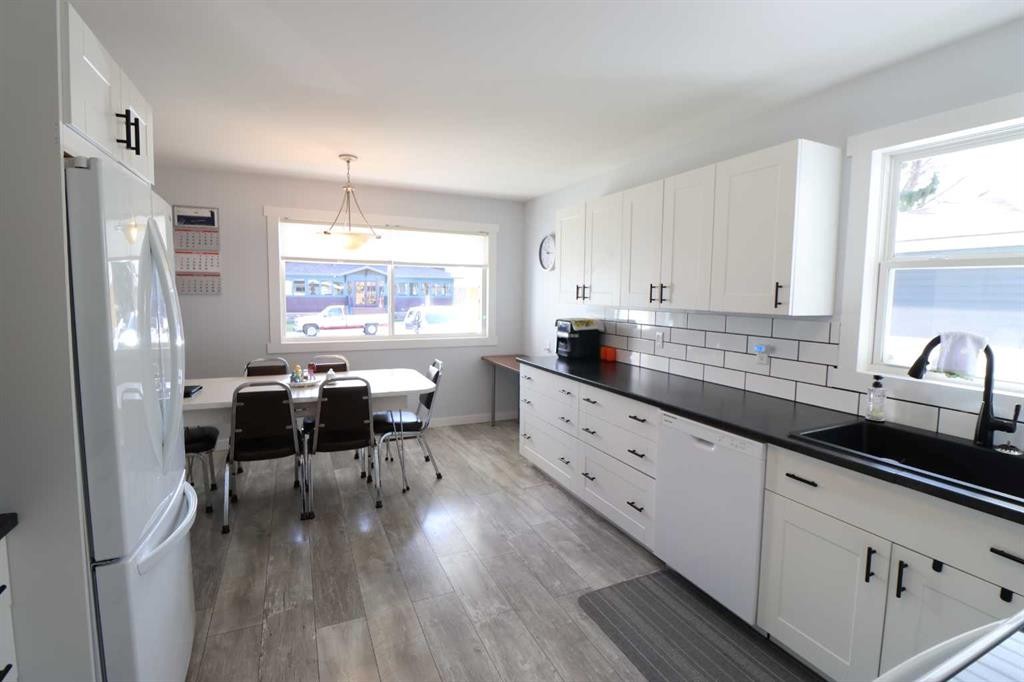 2214 19 St, Coaldale, AB - Indoor