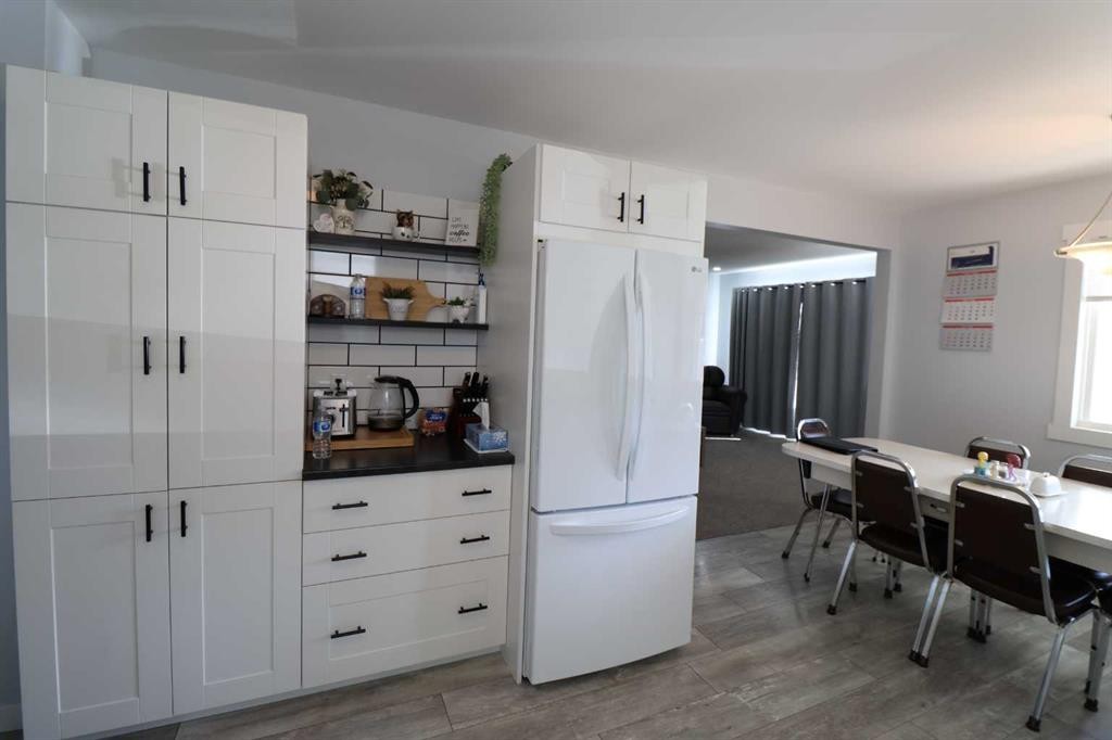 2214 19 St, Coaldale, AB - Indoor Photo Showing Other Room