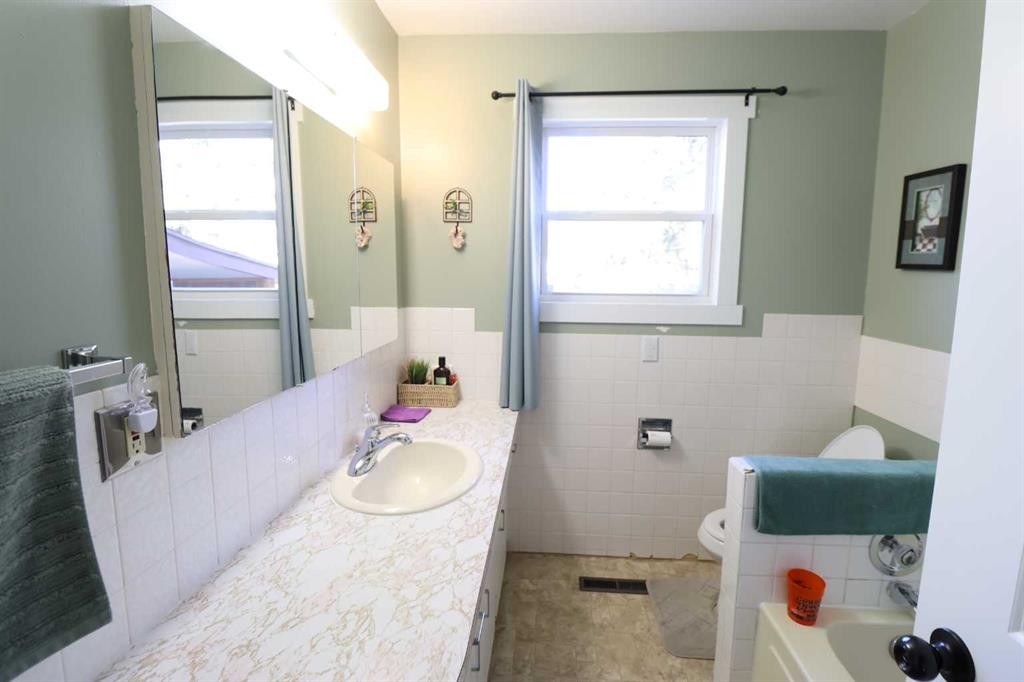 2214 19 St, Coaldale, AB - Indoor Photo Showing Bathroom