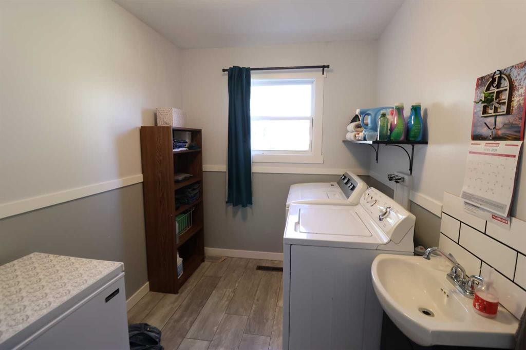 2214 19 St, Coaldale, AB - Indoor Photo Showing Laundry Room