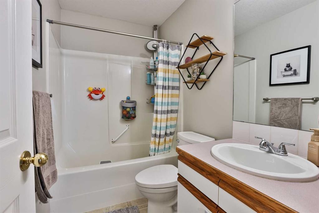 263 Red Crow Boulevard West, Lethbridge, AB - Indoor Photo Showing Bathroom