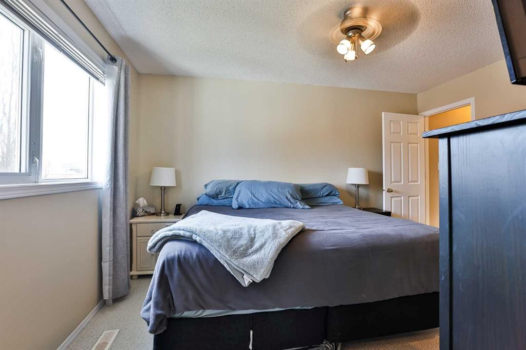 263 Red Crow Boulevard West, Lethbridge, AB - Indoor Photo Showing Bedroom