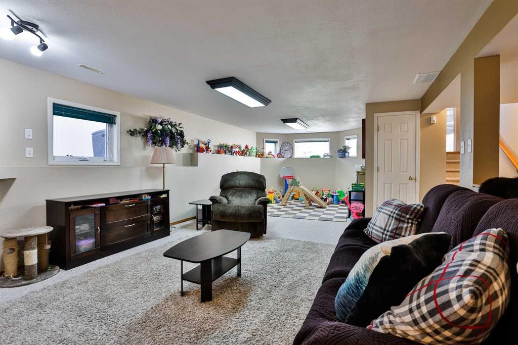 263 Red Crow Boulevard West, Lethbridge, AB - Indoor