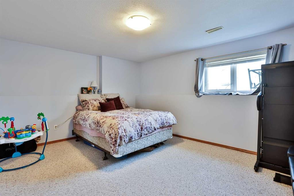 263 Red Crow Boulevard West, Lethbridge, AB - Indoor Photo Showing Bedroom