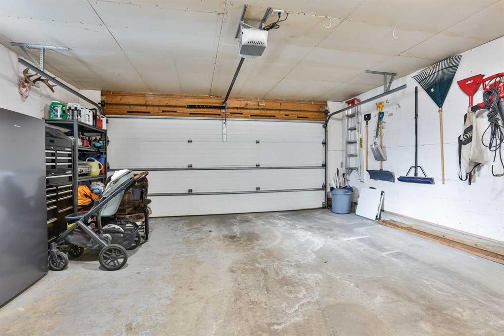263 Red Crow Boulevard West, Lethbridge, AB - Indoor Photo Showing Garage