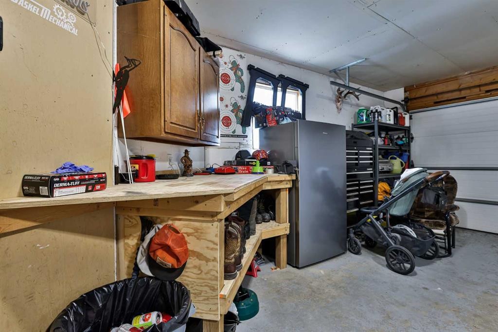 263 Red Crow Boulevard West, Lethbridge, AB - Indoor Photo Showing Garage