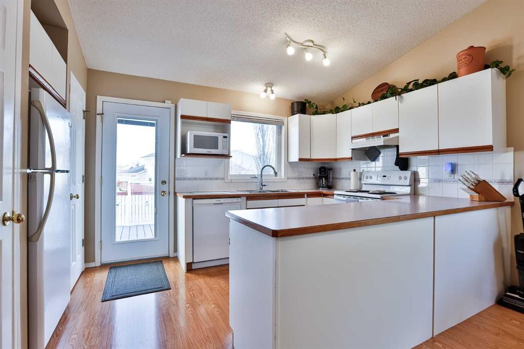 263 Red Crow Boulevard West, Lethbridge, AB - Indoor Photo Showing Kitchen