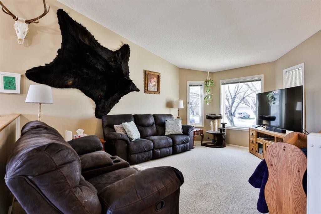263 Red Crow Boulevard West, Lethbridge, AB - Indoor Photo Showing Living Room