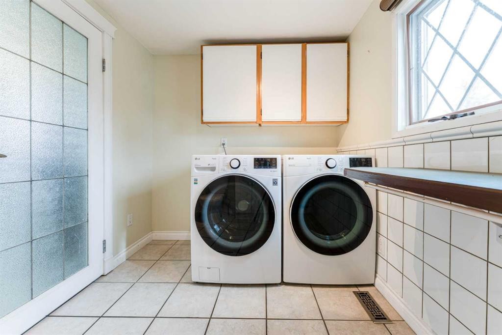 437 Main Street, Milk River, AB - Indoor Photo Showing Laundry Room