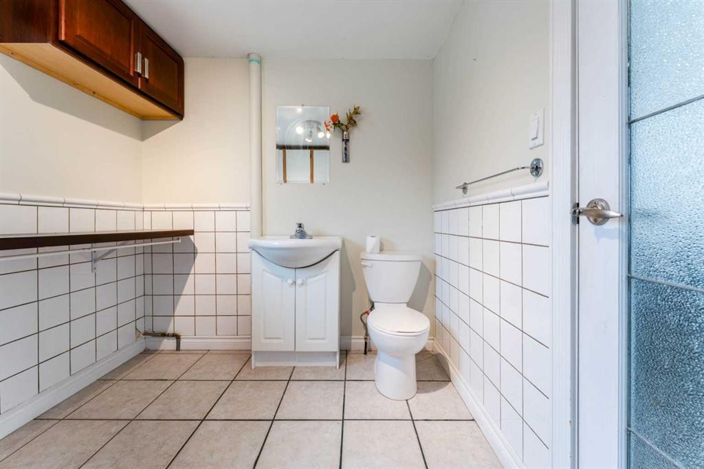 437 Main Street, Milk River, AB - Indoor Photo Showing Bathroom