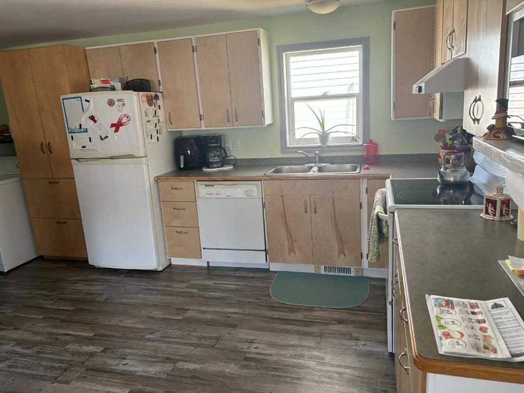 405 1 Avenue, Coutts, AB - Indoor Photo Showing Kitchen With Double Sink