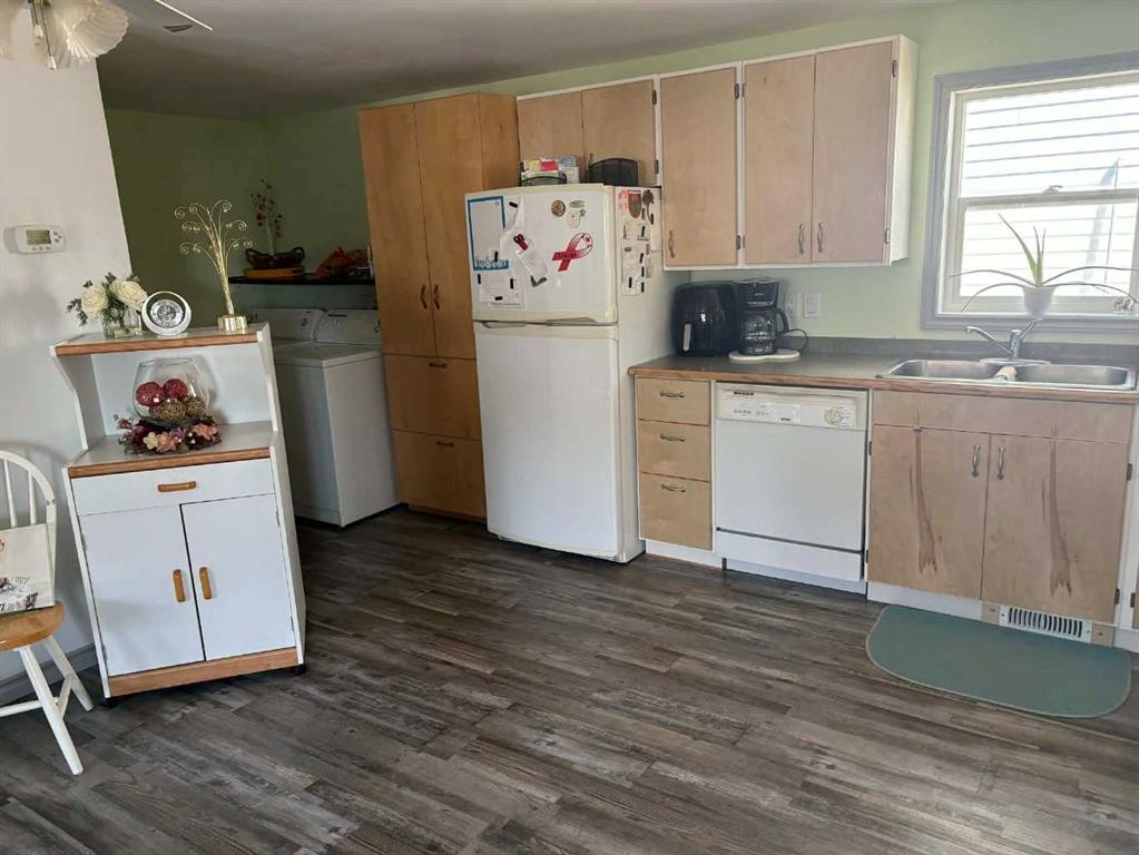 405 1 Avenue, Coutts, AB - Indoor Photo Showing Kitchen With Double Sink