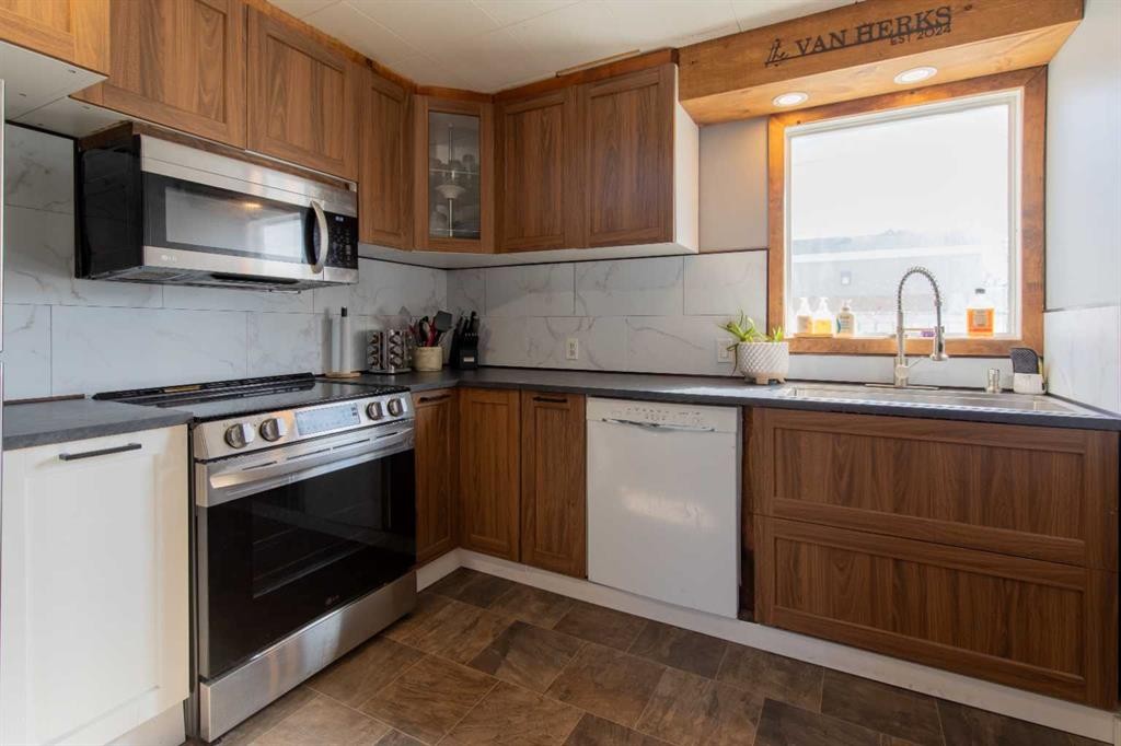 446 21 Street, Fort Macleod, AB - Indoor Photo Showing Kitchen