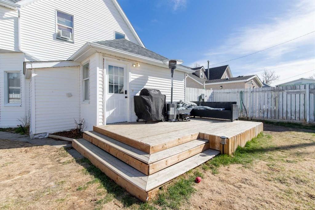 446 21 Street, Fort Macleod, AB - Outdoor With Deck Patio Veranda With Exterior