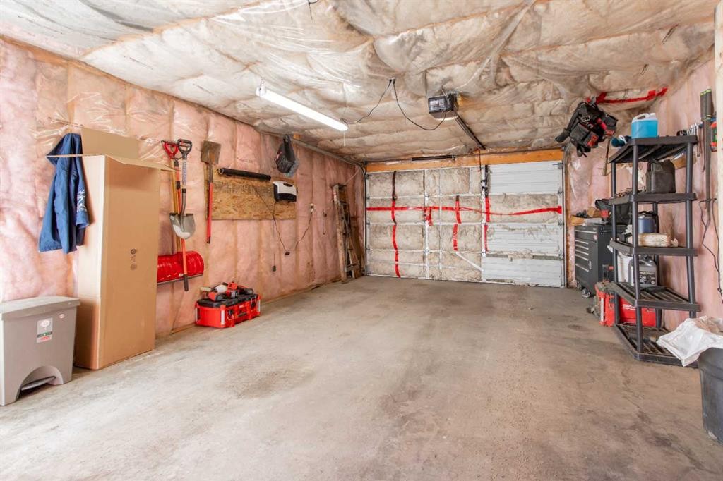 446 21 Street, Fort Macleod, AB - Indoor Photo Showing Garage
