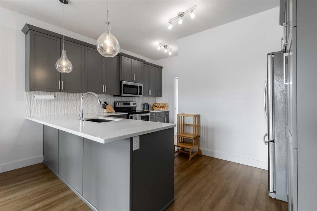 784 Coalbrook Close West, Lethbridge, AB - Indoor Photo Showing Kitchen With Upgraded Kitchen