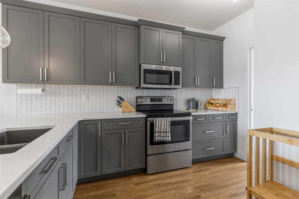 784 Coalbrook Close West, Lethbridge, AB - Indoor Photo Showing Kitchen With Double Sink With Upgraded Kitchen