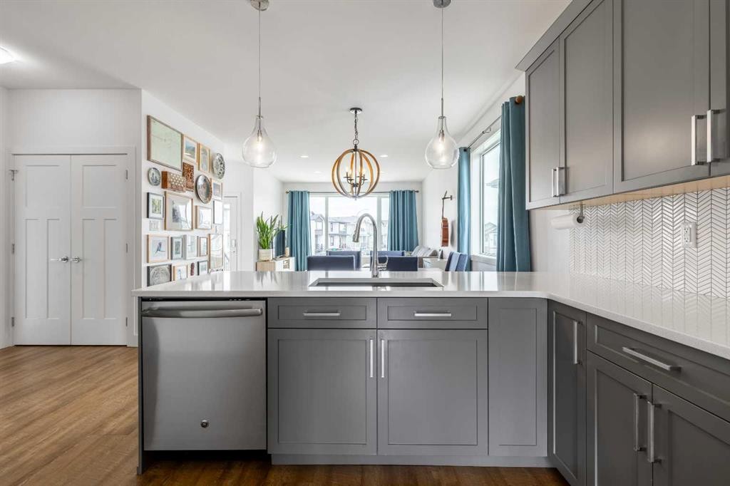 784 Coalbrook Close West, Lethbridge, AB - Indoor Photo Showing Kitchen With Upgraded Kitchen