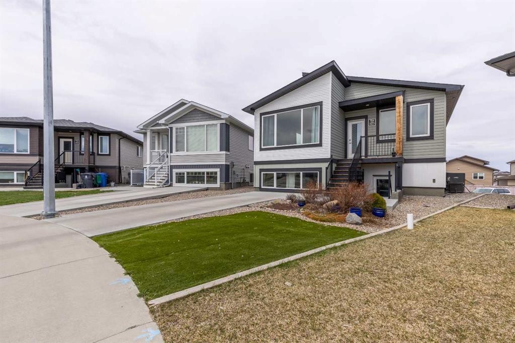 784 Coalbrook Close West, Lethbridge, AB - Outdoor With Facade