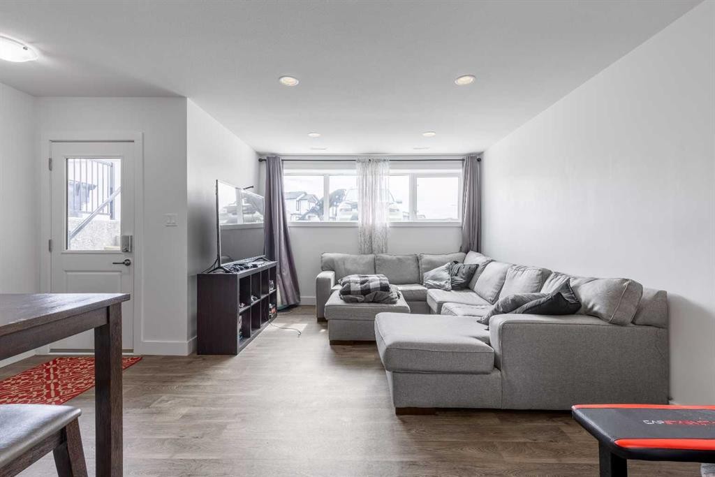 784 Coalbrook Close West, Lethbridge, AB - Indoor Photo Showing Living Room