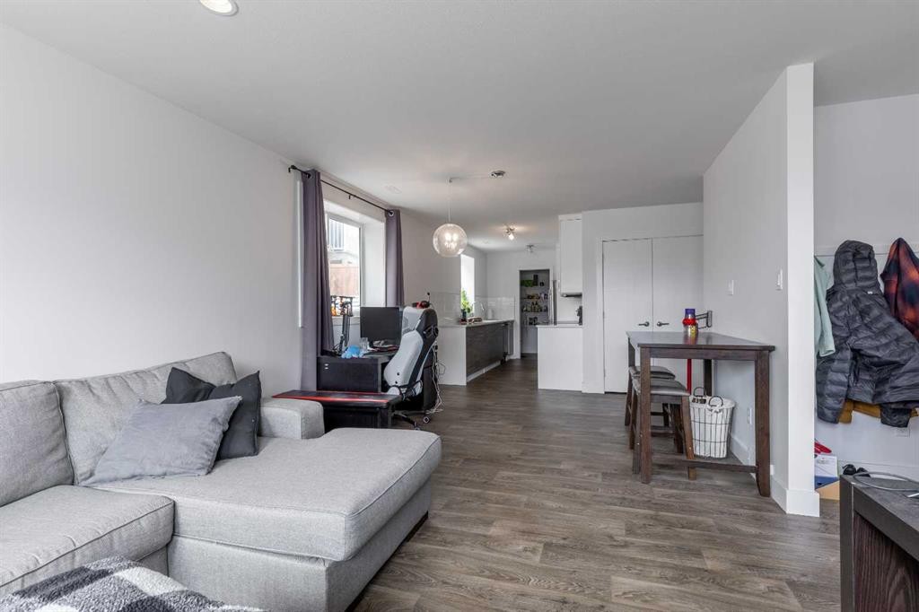784 Coalbrook Close West, Lethbridge, AB - Indoor Photo Showing Living Room