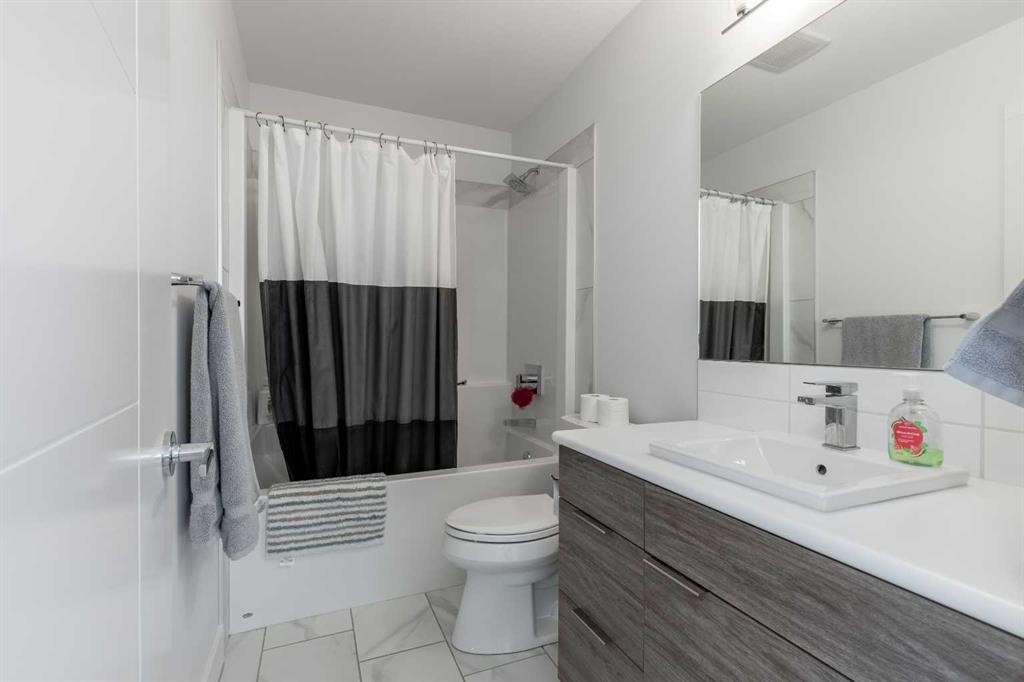 784 Coalbrook Close West, Lethbridge, AB - Indoor Photo Showing Bathroom