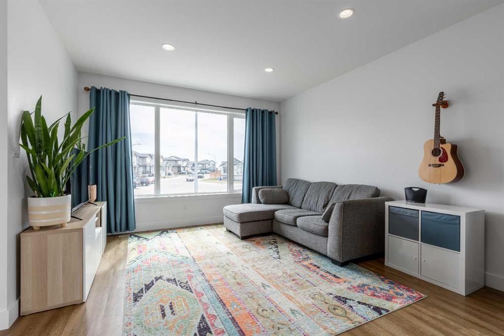 784 Coalbrook Close West, Lethbridge, AB - Indoor Photo Showing Living Room
