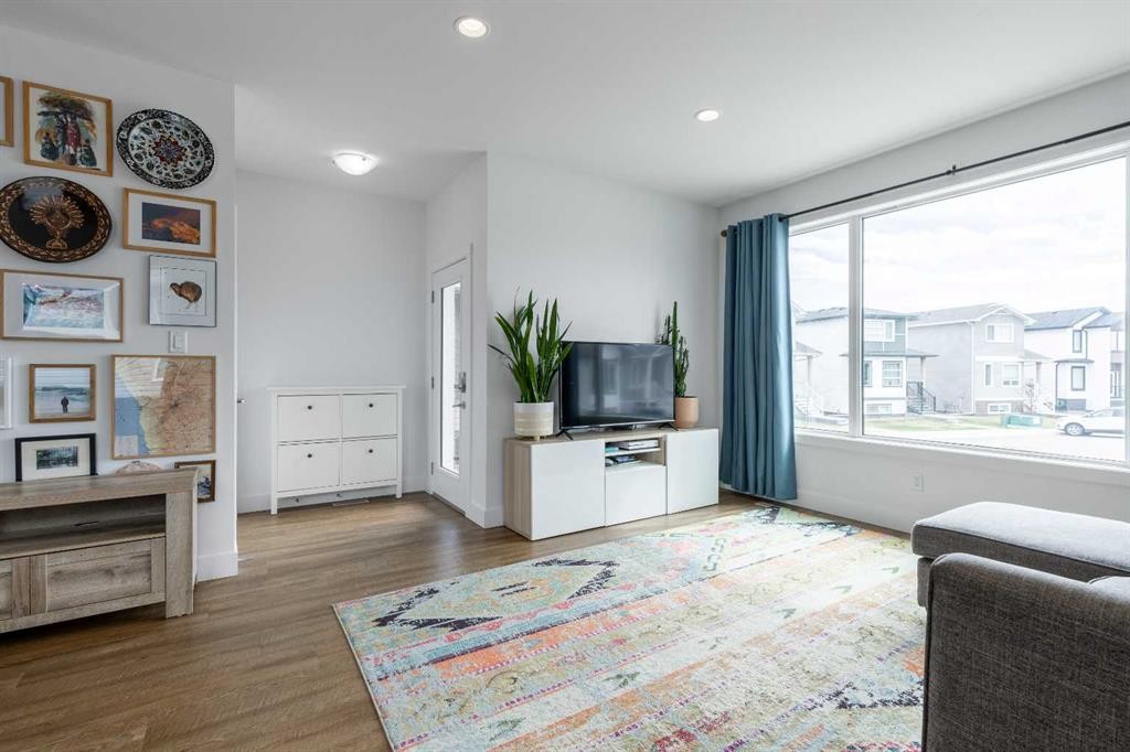 784 Coalbrook Close West, Lethbridge, AB - Indoor Photo Showing Living Room