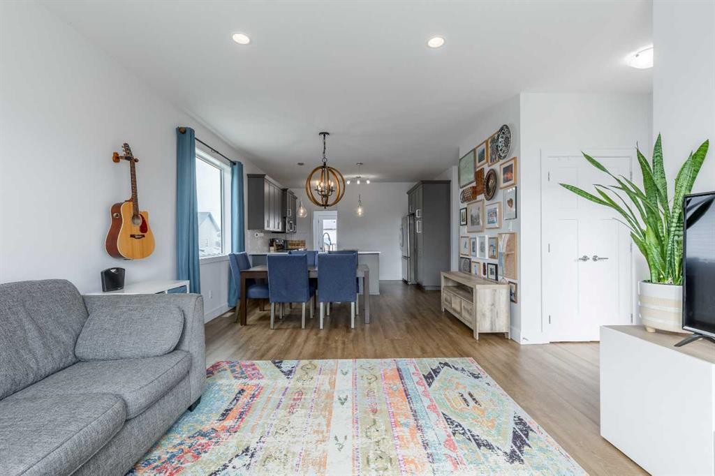 784 Coalbrook Close West, Lethbridge, AB - Indoor Photo Showing Living Room