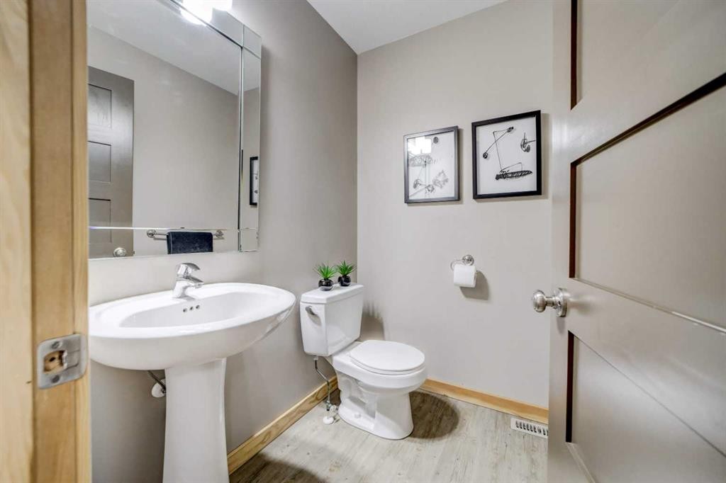 75 Ironstone Drive, Coleman, AB - Indoor Photo Showing Bathroom