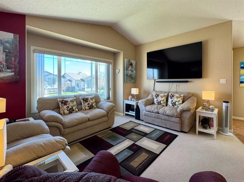 344 Lynx Crescent North, Lethbridge, AB - Indoor Photo Showing Living Room