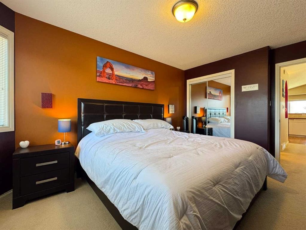 344 Lynx Crescent North, Lethbridge, AB - Indoor Photo Showing Bedroom