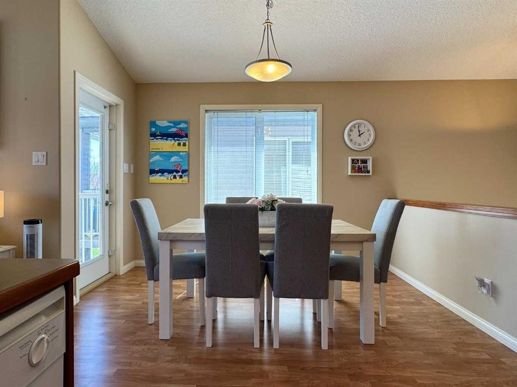 344 Lynx Crescent North, Lethbridge, AB - Indoor Photo Showing Dining Room