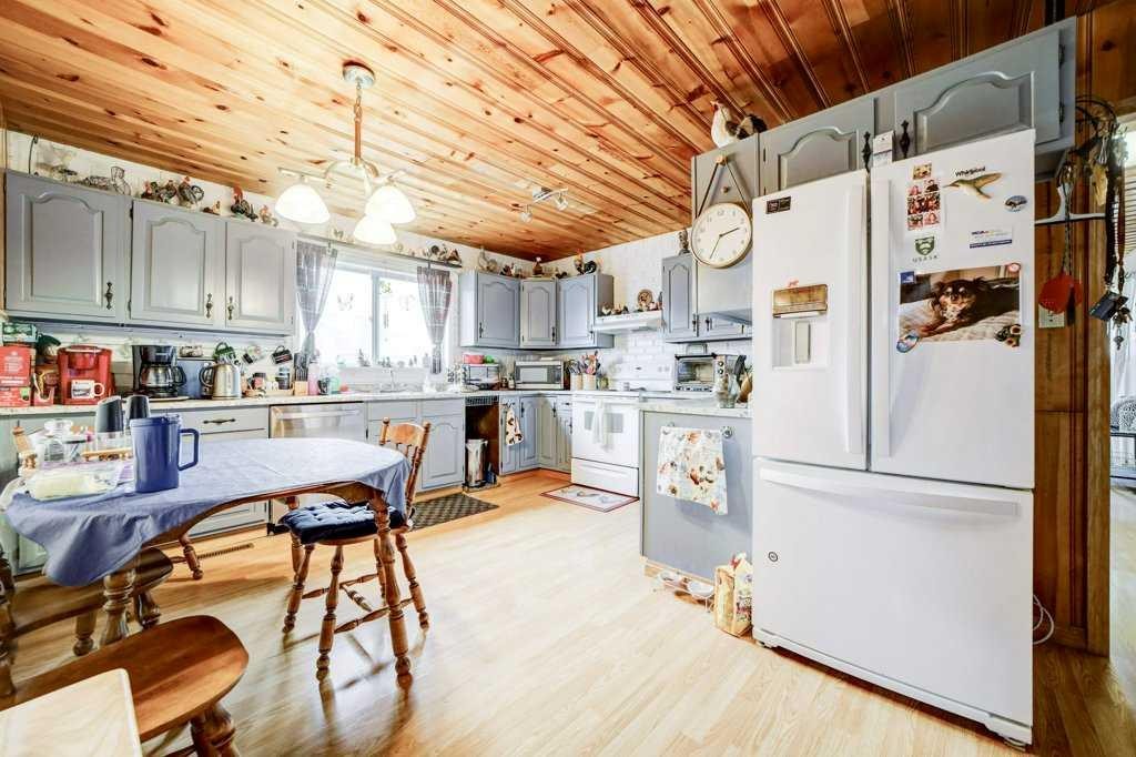 379N 300 E, Raymond, AB - Indoor Photo Showing Kitchen