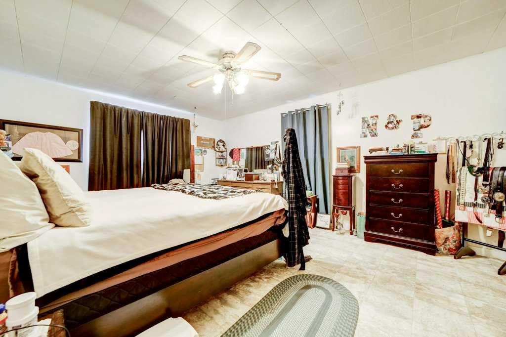 379N 300 E, Raymond, AB - Indoor Photo Showing Bedroom
