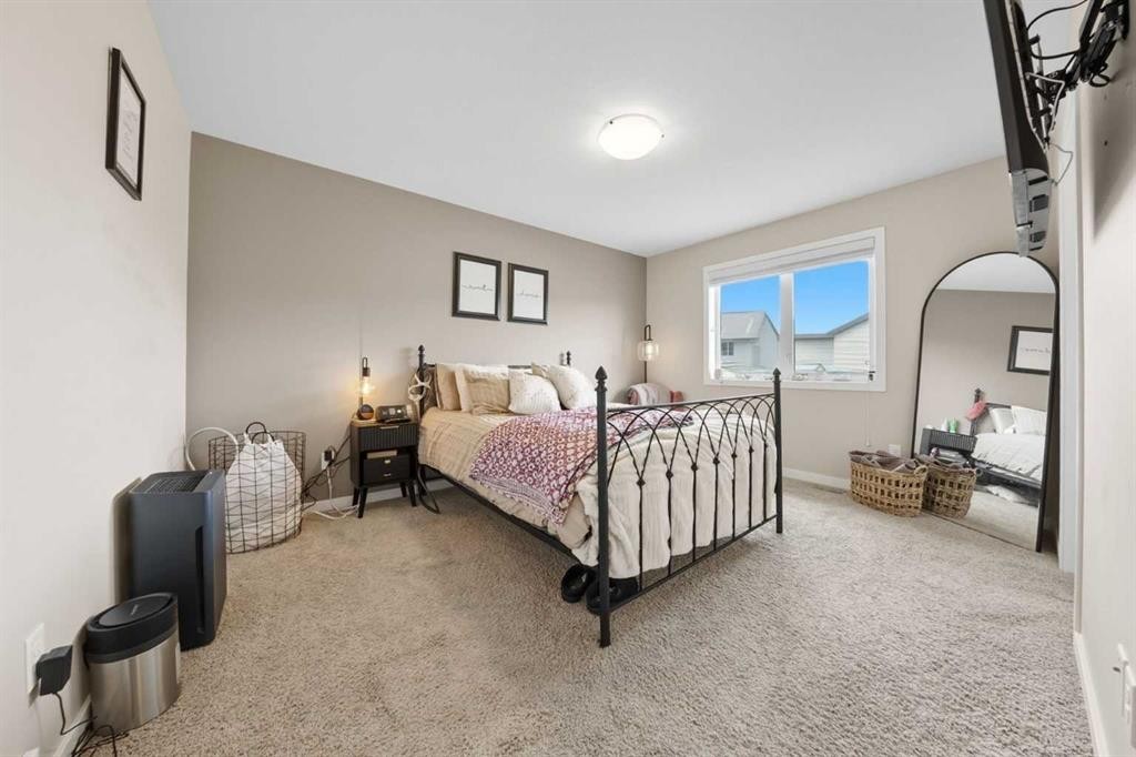 389 Moonlight Way West, Lethbridge, AB - Indoor Photo Showing Bedroom