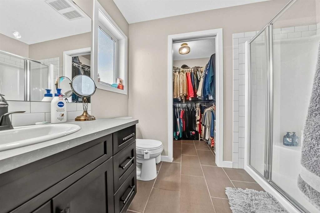 389 Moonlight Way West, Lethbridge, AB - Indoor Photo Showing Bathroom