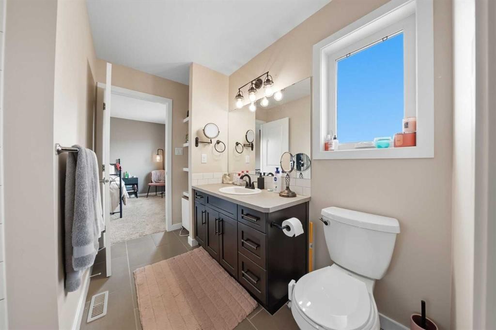389 Moonlight Way West, Lethbridge, AB - Indoor Photo Showing Bathroom