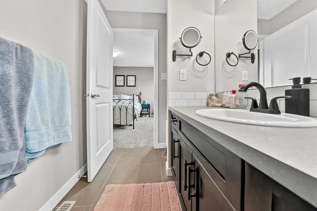 389 Moonlight Way West, Lethbridge, AB - Indoor Photo Showing Bathroom